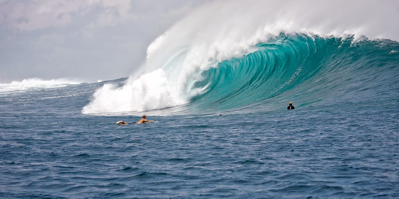 big waves, surfers, power